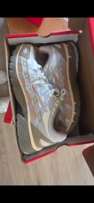 Zapatillas Nike Beige y Blancas