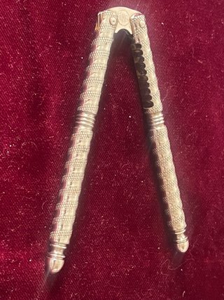 Elegante schiaccianoci in metallo per collezionist