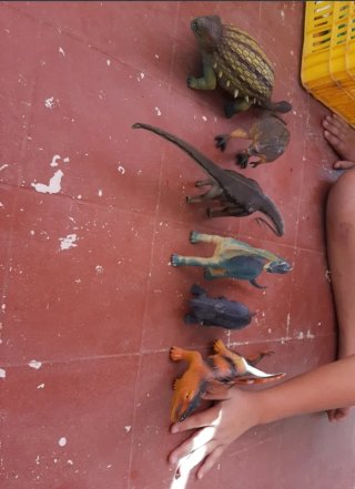 Lote de 13 dinosaurios tamaño grande y mediano.