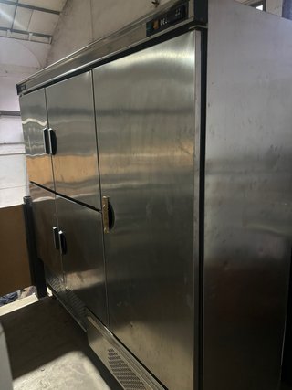Cámara frigorífica 4 puertas 1 puerta grande