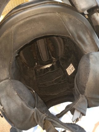 Casco de moto negro brillante