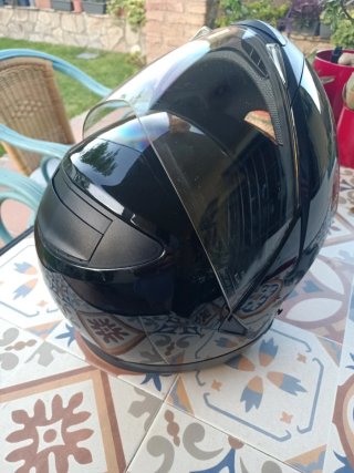 Casco de moto negro brillante