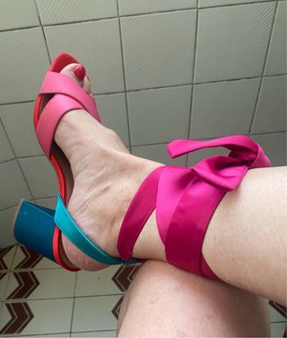 Sandalias tacón color block con lazada