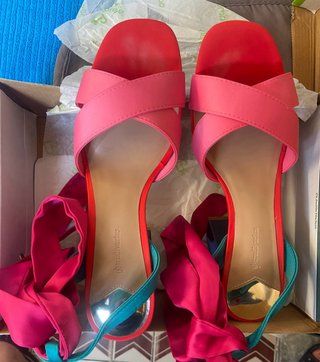 Sandalias tacón color block con lazada