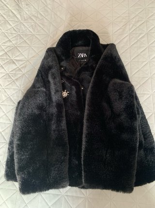 Abrigo Zara Negro con Broche Plateado