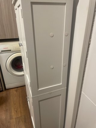 Mueble de madera blanco con puertas