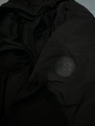 Chaqueta negra acolchada con capucha