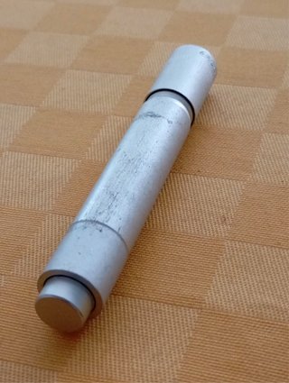 Linterna pequeña de aluminio plateada
