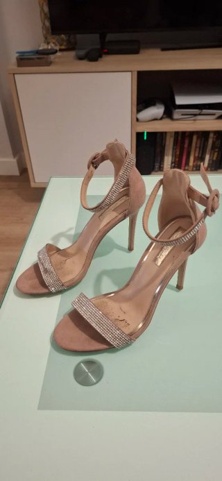 Zapatos de tacón beige y plateados