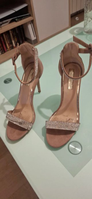 Zapatos de tacón beige y plateados