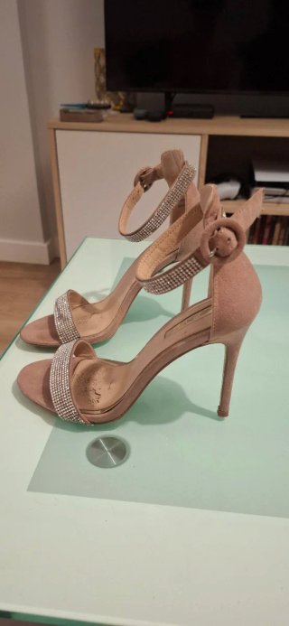Zapatos de tacón beige y plateados