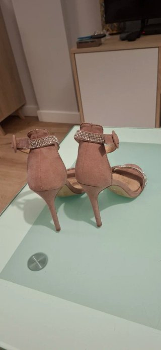 Zapatos de tacón beige y plateados