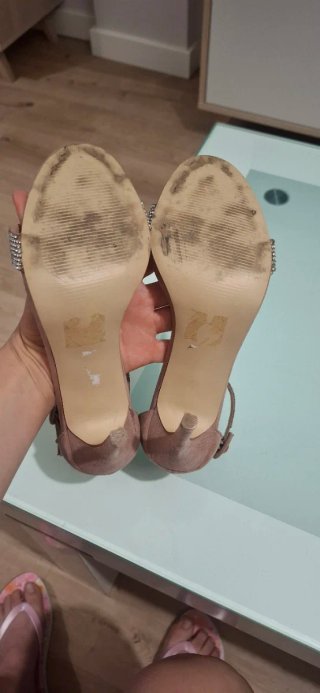 Zapatos de tacón beige y plateados