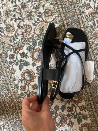 Sandalias planas con detalle metálico dorado
