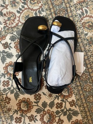 Sandalias planas con detalle metálico dorado