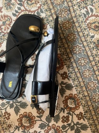 Sandalias planas con detalle metálico dorado