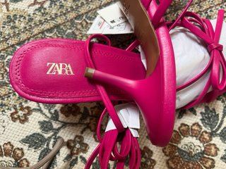 Sandalias Zara rosas atadas al tobillo