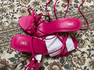 Sandalias Zara rosas atadas al tobillo