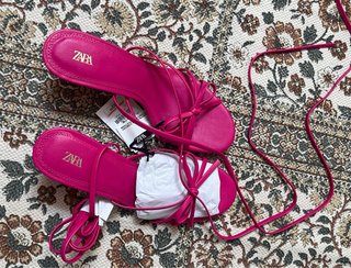 Sandalias Zara rosas atadas al tobillo
