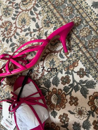 Sandalias Zara rosas atadas al tobillo