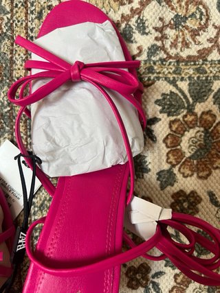 Sandalias Zara rosas atadas al tobillo