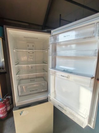 Nevera combi A+ con dispensador de agua