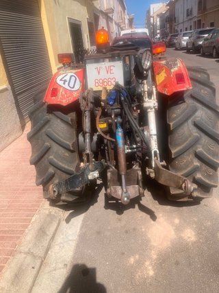 Tractor Agroturia con accesorios