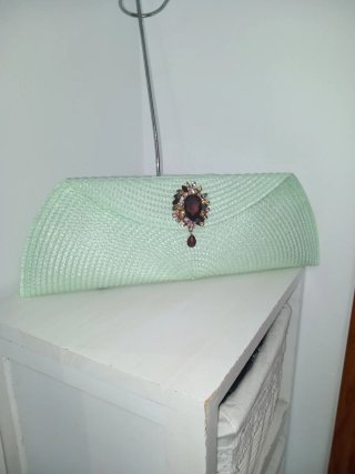 Cartera de fiesta verde con pedrería