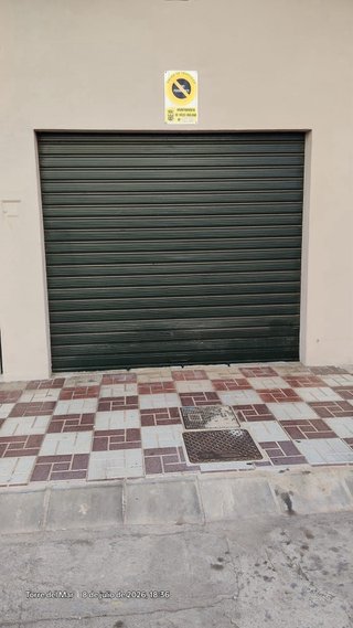 Puerta de garaje enrollable con motor y cuadro