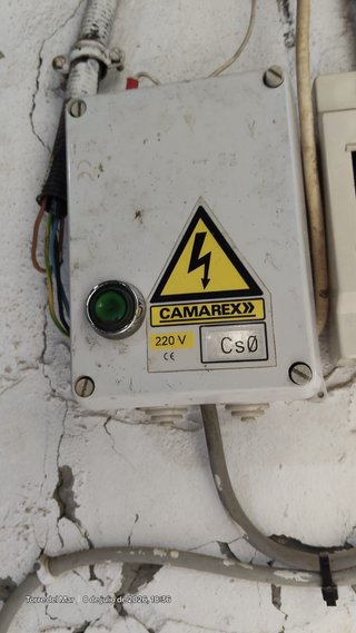 Puerta de garaje enrollable con motor y cuadro