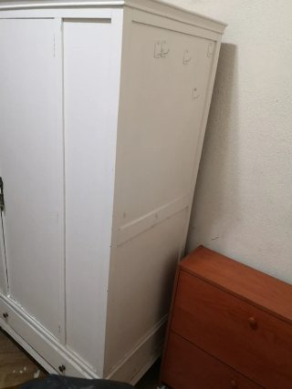 Armario antiguo de madera blanco