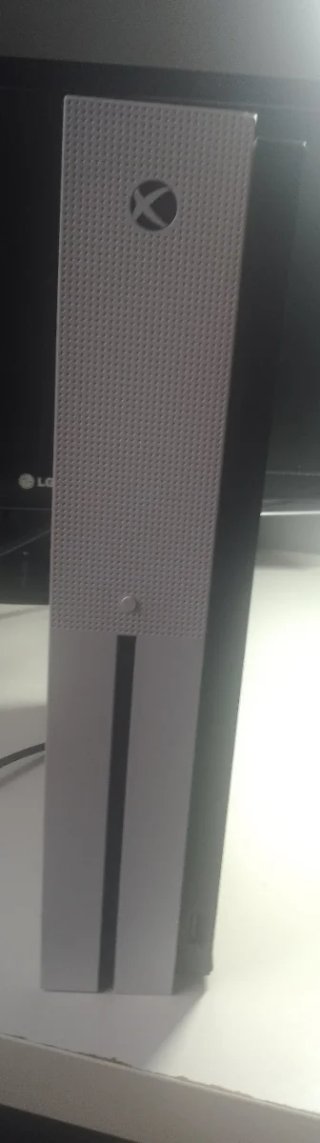 Xbox One S 500 GB Blanca + Mando + 3 juegos