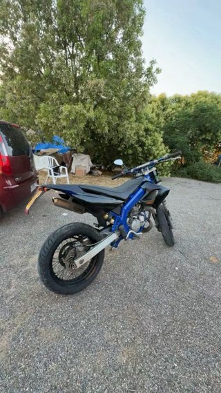 Moto Supermotard Negra y Azul