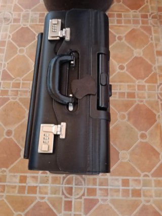 Maleta de piel negra con candado