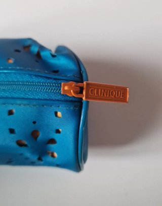 Pochette mare blu con decorazioni floreali
