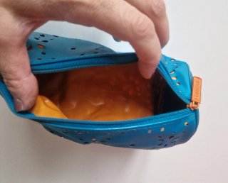 Pochette mare blu con decorazioni floreali