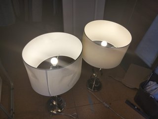 Lámparas de mesa plateadas y blancas