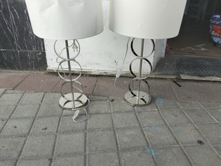 Lámparas de mesa plateadas y blancas