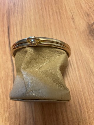 Monedero de piel beige y dorado