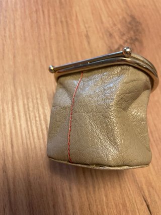 Monedero de piel beige y dorado