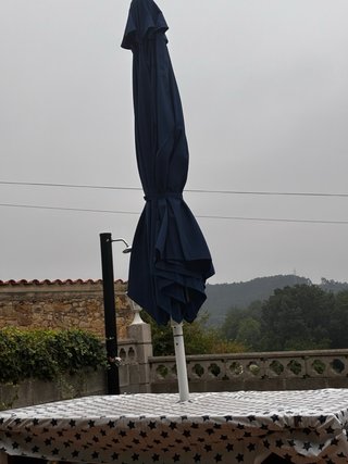 Sombrilla HÖGÖN IKEA azul y blanca