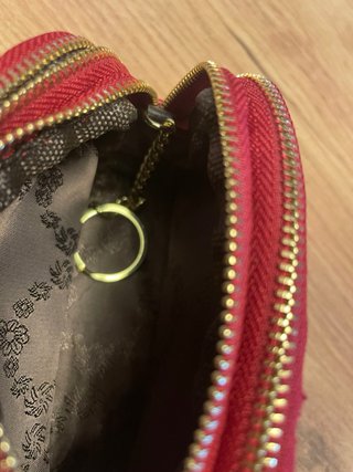 Cartera Roja con Cremalleras Doradas