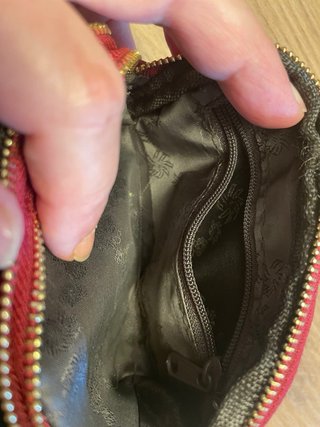Cartera Roja con Cremalleras Doradas