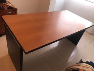 2 Mesas de escritorio: grande y pequeña