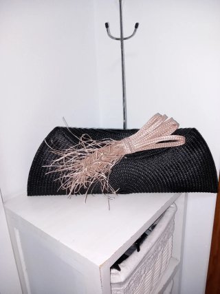 Bolso de rafia negro con detalle rosa