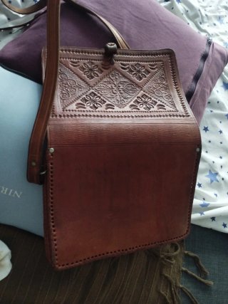 Bolso de cuero marrón con detalles