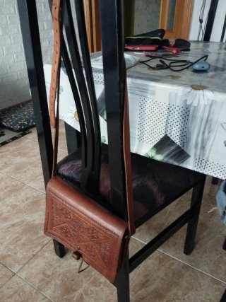 Bolso de cuero marrón con detalles