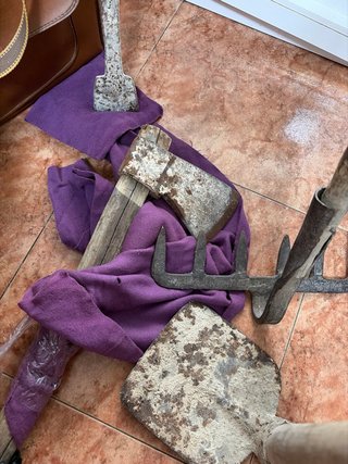 Herramientas de campo: hacha, pala, azada, ratrill