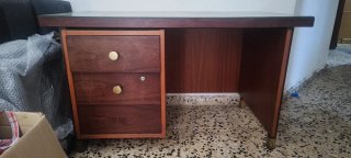 Scrivania in legno massello con vetro temperato