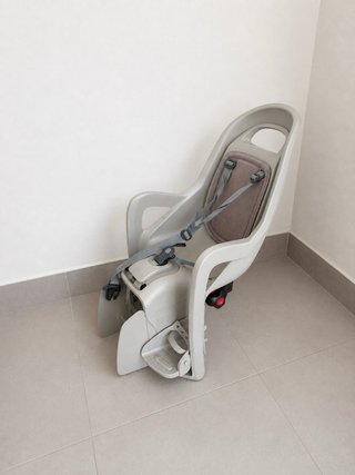 Bicicleta azul con cesta y asiento extra